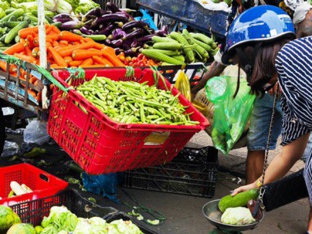 Thị trường - Tiêu dùng - Mưa lớn liên tục, rau xanh bị hư hại, giá tăng