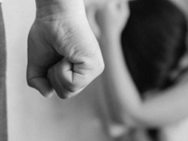 Pháp luật - Người chồng bị phạt 7,5 triệu đồng, buộc xin lỗi công khai vì đánh vợ gây thương tích