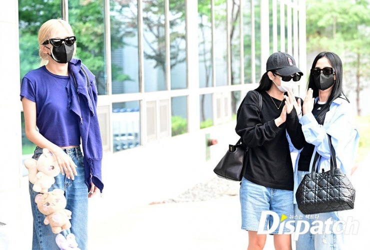 BlackPink rời Hà Nội về Hàn Quốc, Rosé gây bão ở sân bay - 2