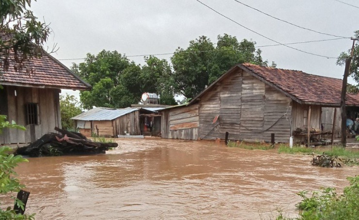 Một số nhà dân ở địa bàn huyện Ea Súp bị ngập. Ảnh: NB