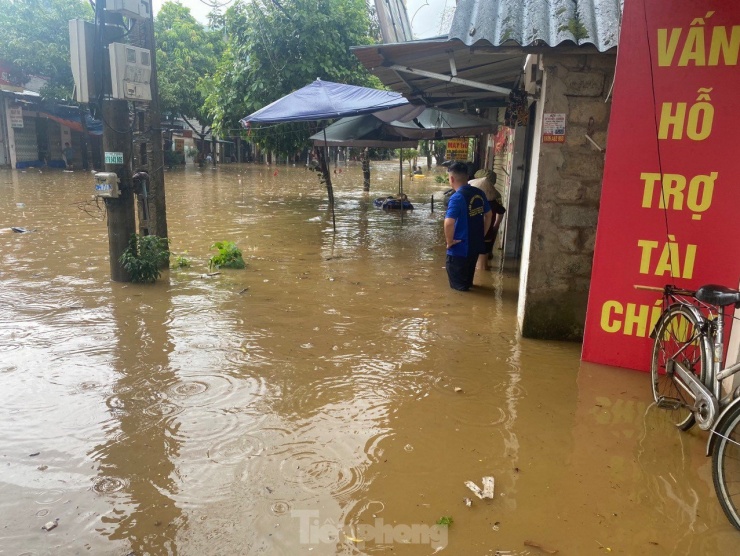Theo thống kê sơ bộ của cơ quan chức năng Lào Cai, do mưa to trong thời gian dài ở hầu hết các xã, phường trên địa bàn thành phố Lào Cai khiến hệ thống thoát nước quá tải, không kịp tiêu thoát.