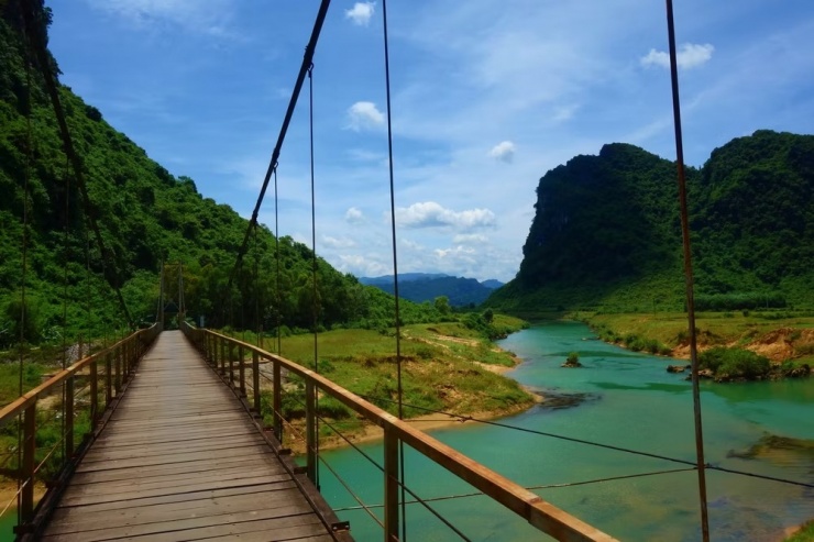 Cầu treo bắc qua suối ở Vườn quốc gia Phong Nha Kẻ Bàng, Việt Nam