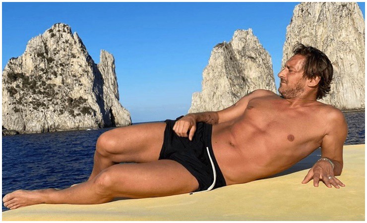 Francesco Totti (46 tuổi) là cựu cầu thủ nổi tiếng người Ý, cuốn hút với vẻ đẹp lãng tử.
