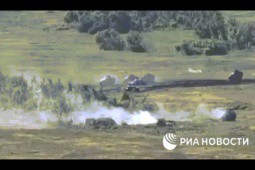 Video: Một xe tăng Nga chặn đoàn xe bọc thép, xe tăng Ukraine