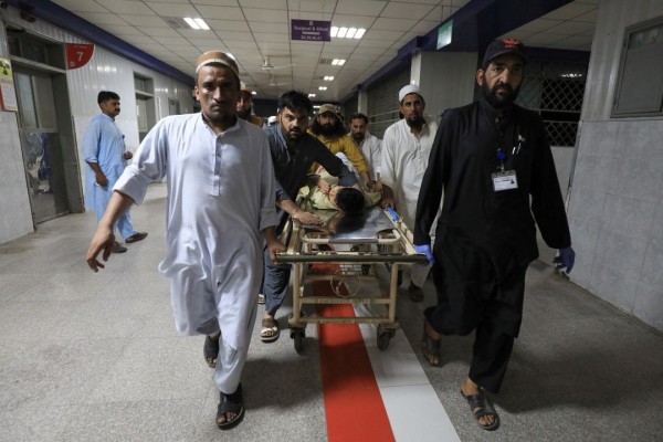 Các nạn nhân vụ tấn công được đưa đến bệnh viện. Ảnh: Reuters