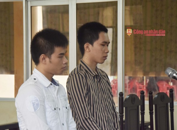 Hai bị cáo Đạt và Sang tại tòa. 