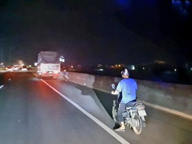 Tài xế xe cứu thương 'dìu' xe máy ra khỏi cao tốc TP.HCM - Trung Lương