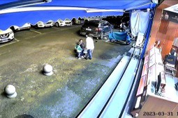 Video: Kinh hoàng cảnh 3 mẹ con bị cửa sổ kính rơi trúng đầu ở Trung Quốc