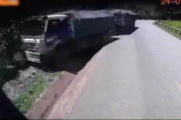 Clip: Lâm nguy sau ôm cua, tài xế lái xe đầu kéo lao vào vách núi