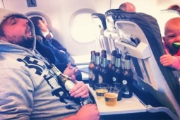 Tranh vui - Đi máy bay cũng lắm chuyện bi hài