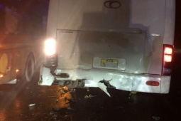 Tin tức trong ngày - Xe tải nghi mất phanh được xe khách "dìu" xuống dốc đèo Đại Ninh