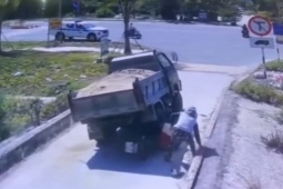 Ô tô - Clip: Ô tô "tránh vỏ dưa gặp vỏ dừa", xe máy thoát nạn trong gang tấc