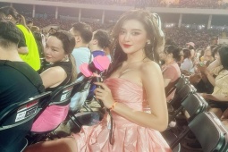 Thời trang - "Quốc bảo nhan sắc Việt" mặc váy o ép vòng 1  đi "đu" Blackpink ở Hà Nội