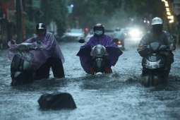 Tin tức trong ngày - Mưa tầm tã, người dân Hà Nội chật vật "bơi qua biển nước"