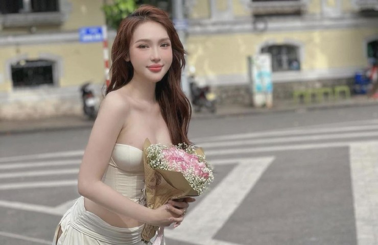 Là một người theo đuổi gu mặc gợi cảm, những chiếc áo cúp là hot item không thể thiếu trong tủ đồ của Mỹm Trần.
