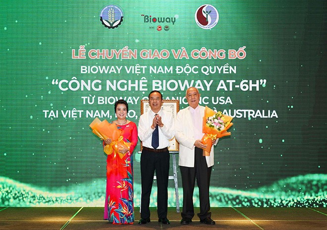 Thứ trưởng Phùng Đức Tiến tặng hoa chúc mừng sự kiện chuyển giao công nghệ BIOWAY AT-6H từ tập đoàn Bioway USA cho tập đoàn Bioway Việt Nam