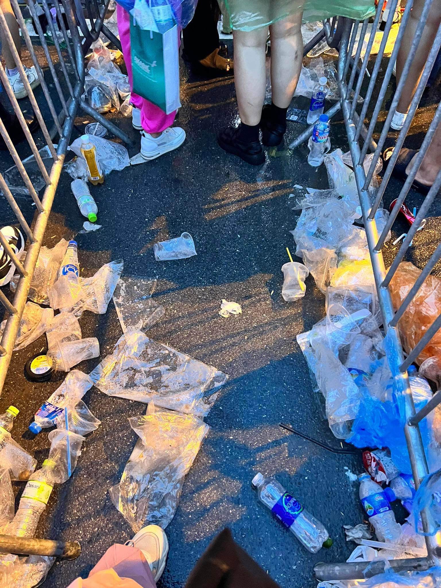 Công nhân môi trường "choáng" sau đêm nhạc Blackpink - 5