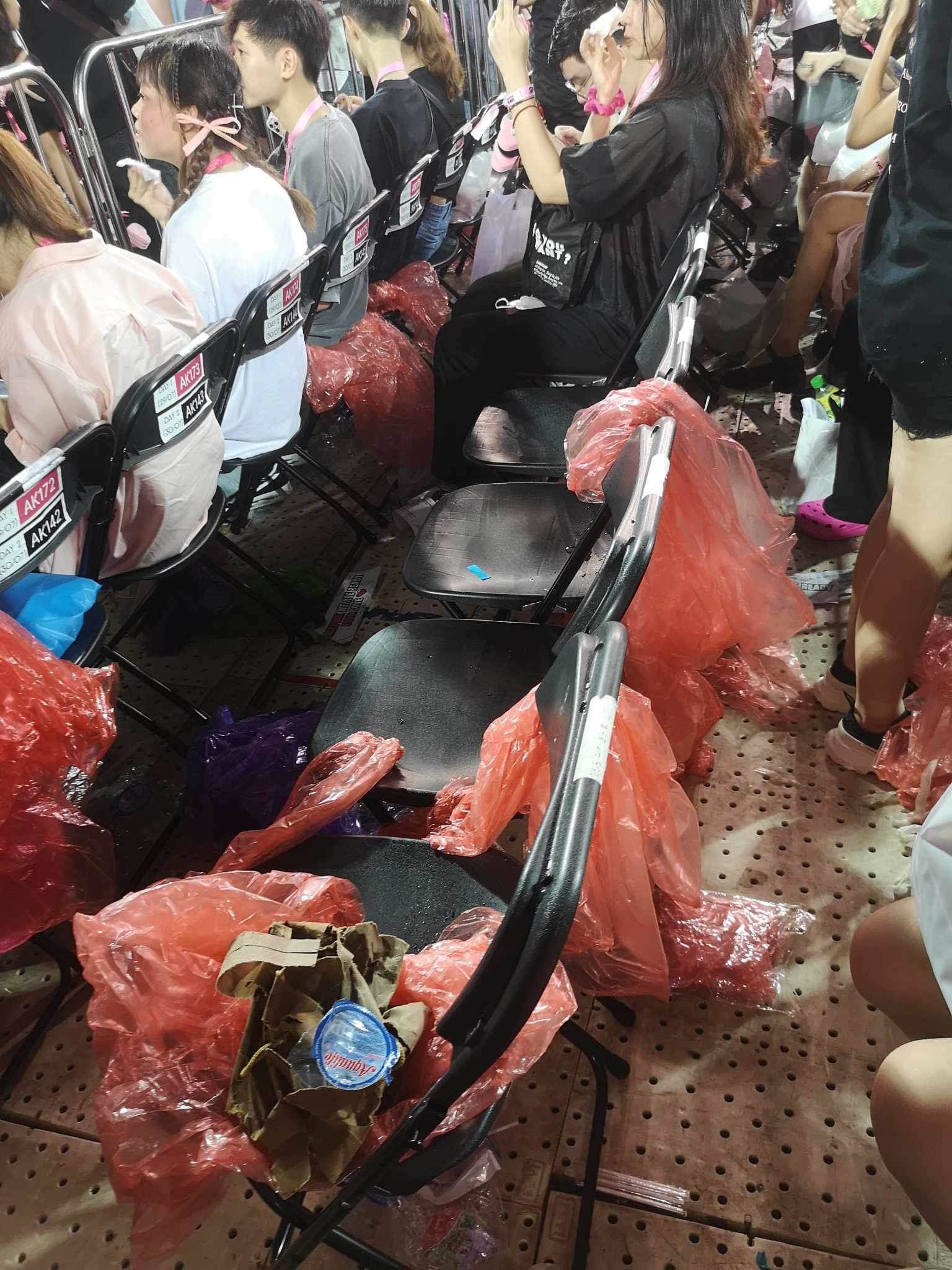 Người xem để lại hàng ngàn chiếc áo mưa sau khi đêm nhạc kết thúc