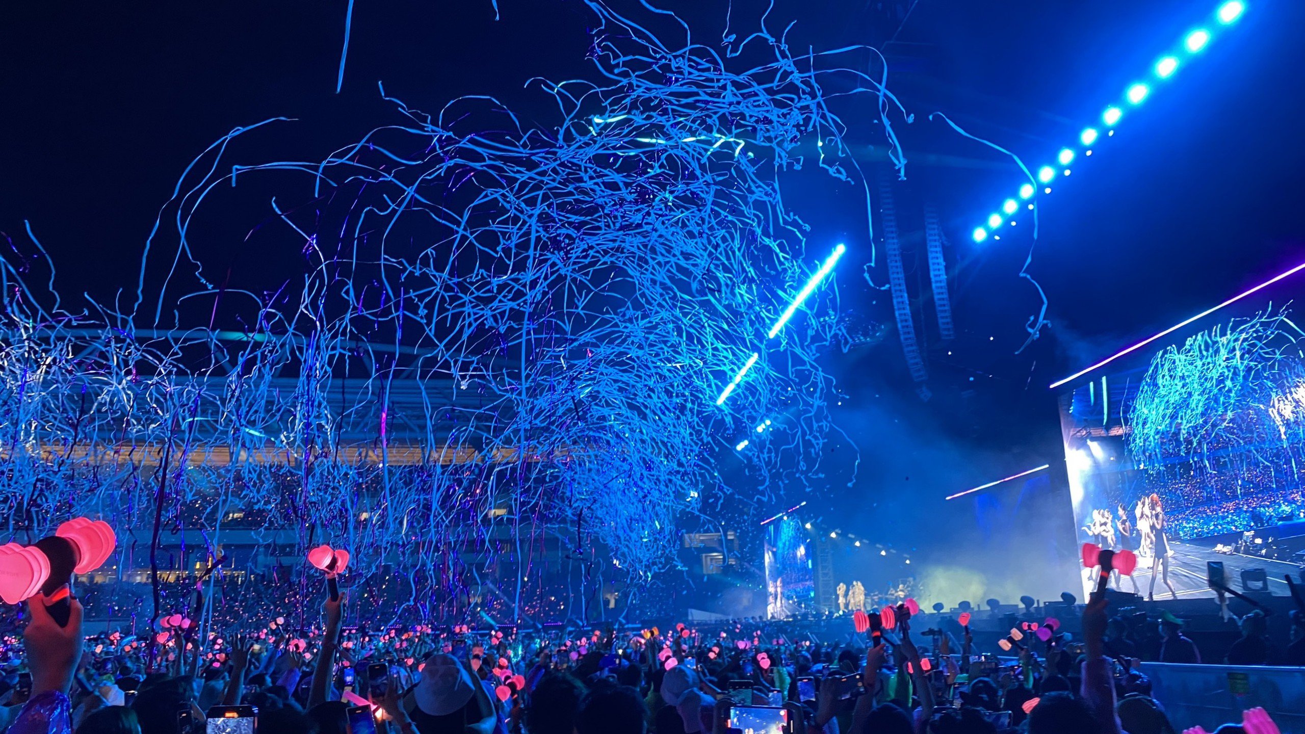 Màn pháo giấy trong concert của Blackpink