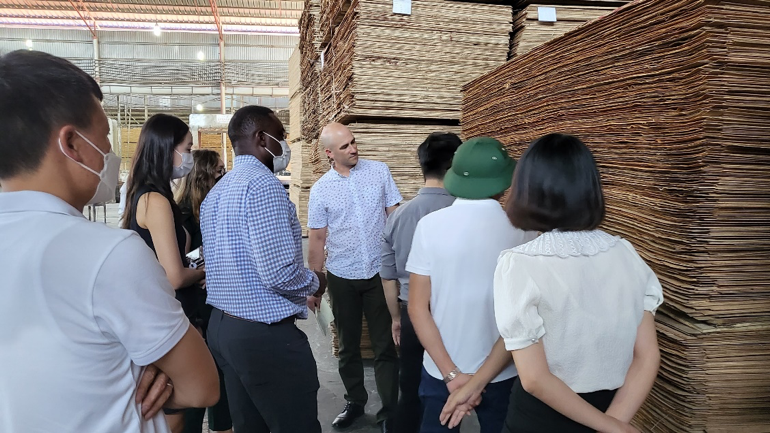 Đại diện DOC Mỹ và Lãnh đạo Công ty tham quan nhà máy&nbsp;