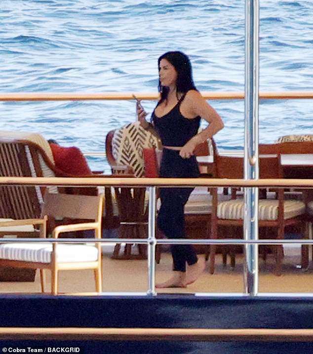Lauren Sanchez và tỷ phú Bezos mới đính hôn hồi tháng 5.