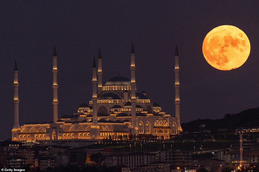 Siêu trăng chụp từ đền thờ Camlica ở Instabul, Thổ Nhĩ Kỳ. Ảnh: Getty Images.