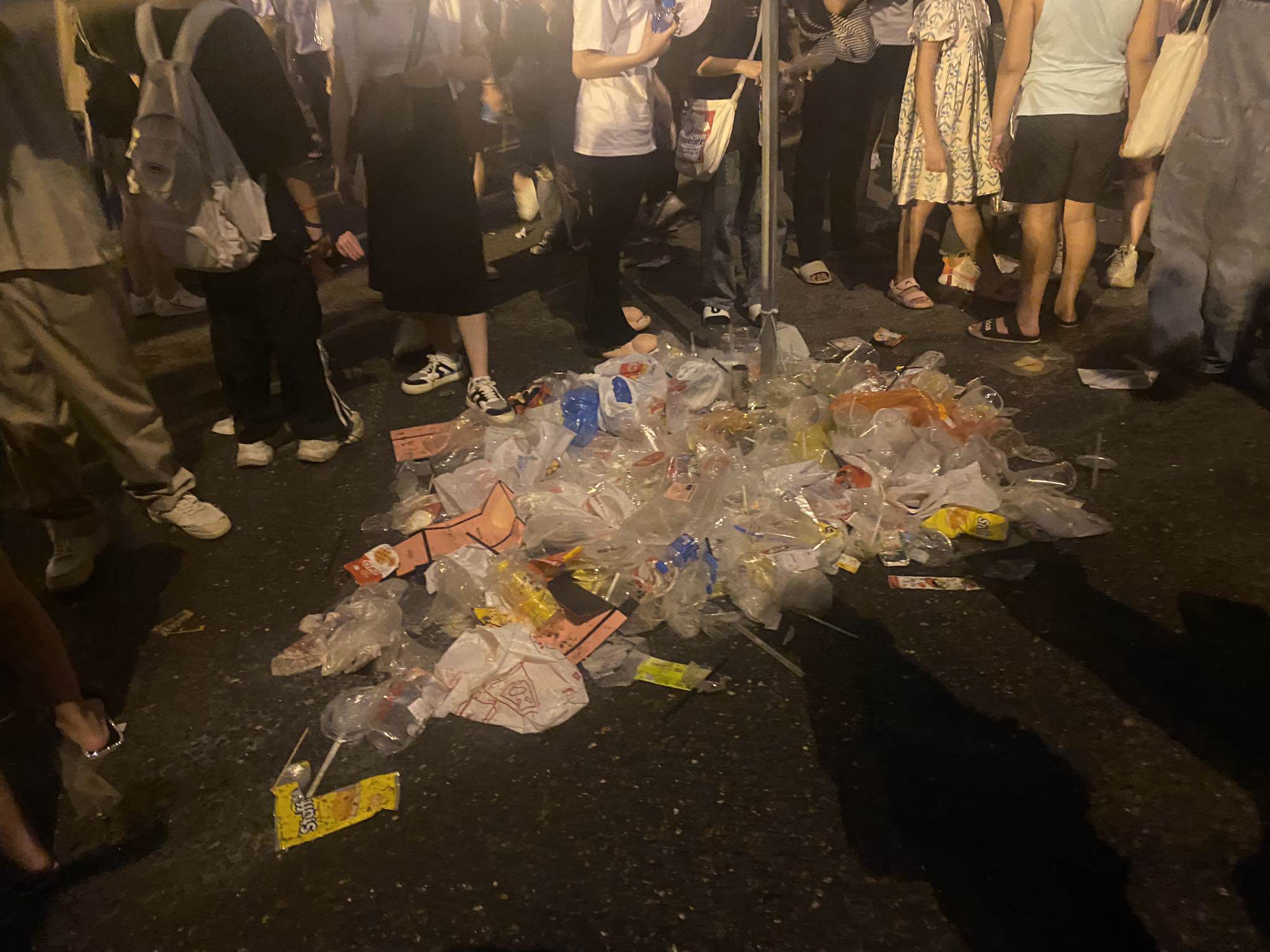 Rác chủ yếu là những cốc uống nước bằng nhựa và túi nilon.