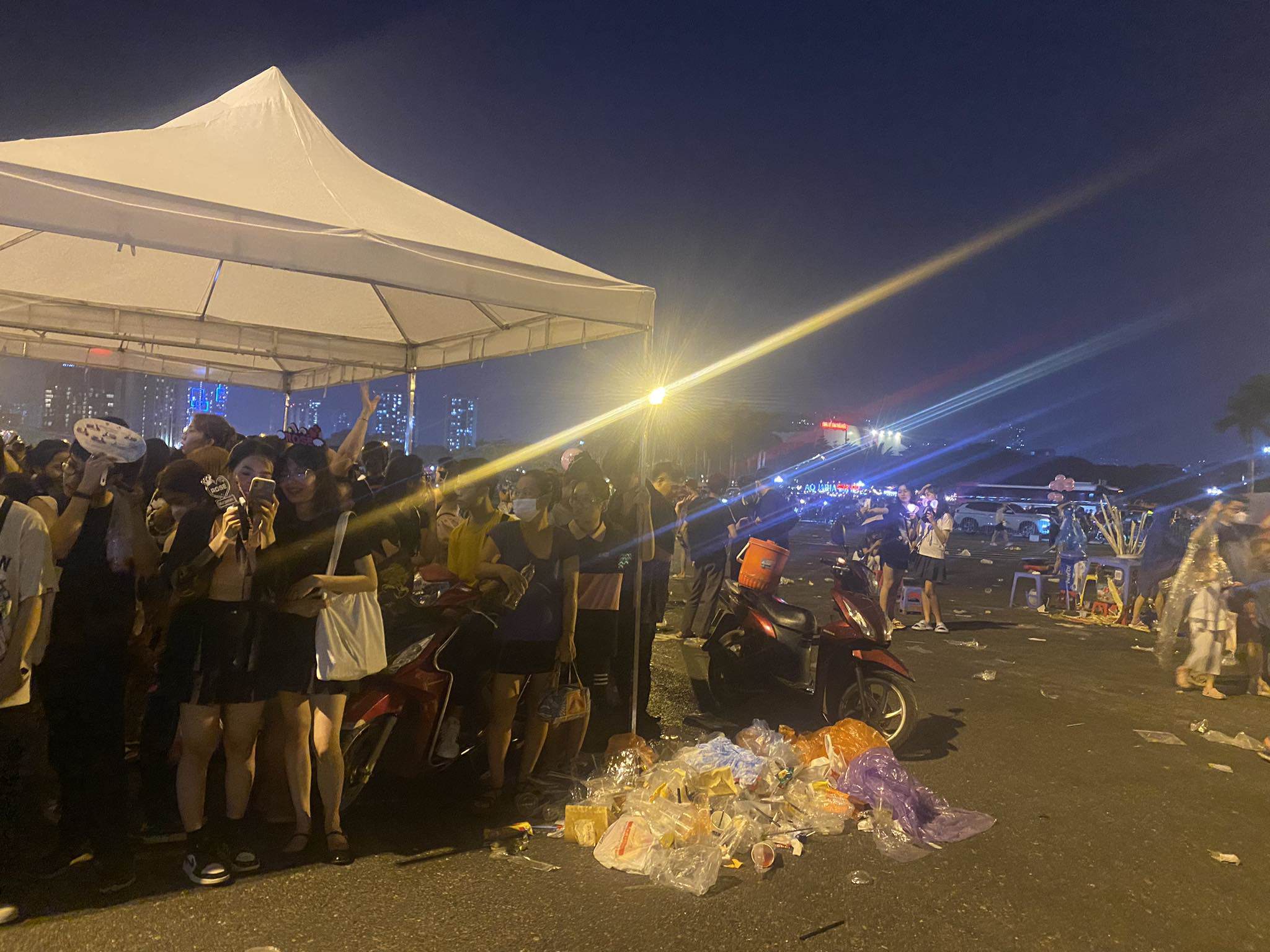 Trước khu vực sân vận động Mỹ Đình, rác chất thành đống