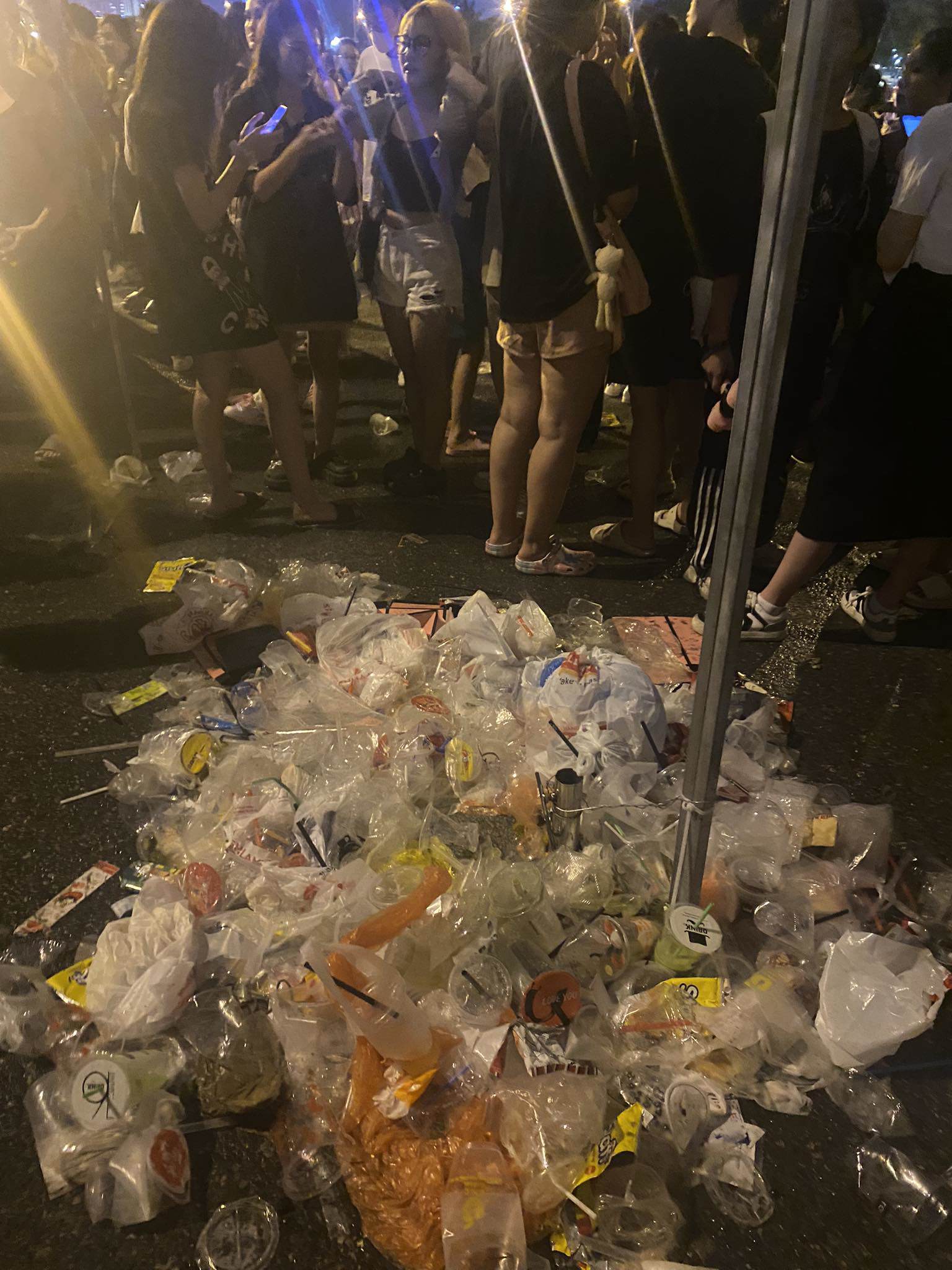 Những đống rác khổng lồ xuất hiện trước khu vực sân vận động Mỹ Đình.