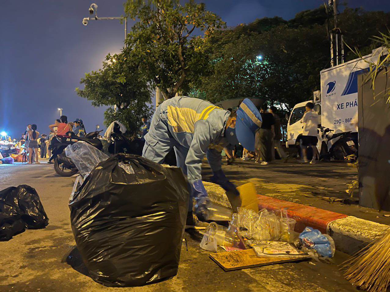 Công nhân môi trường đi thu gop rác.