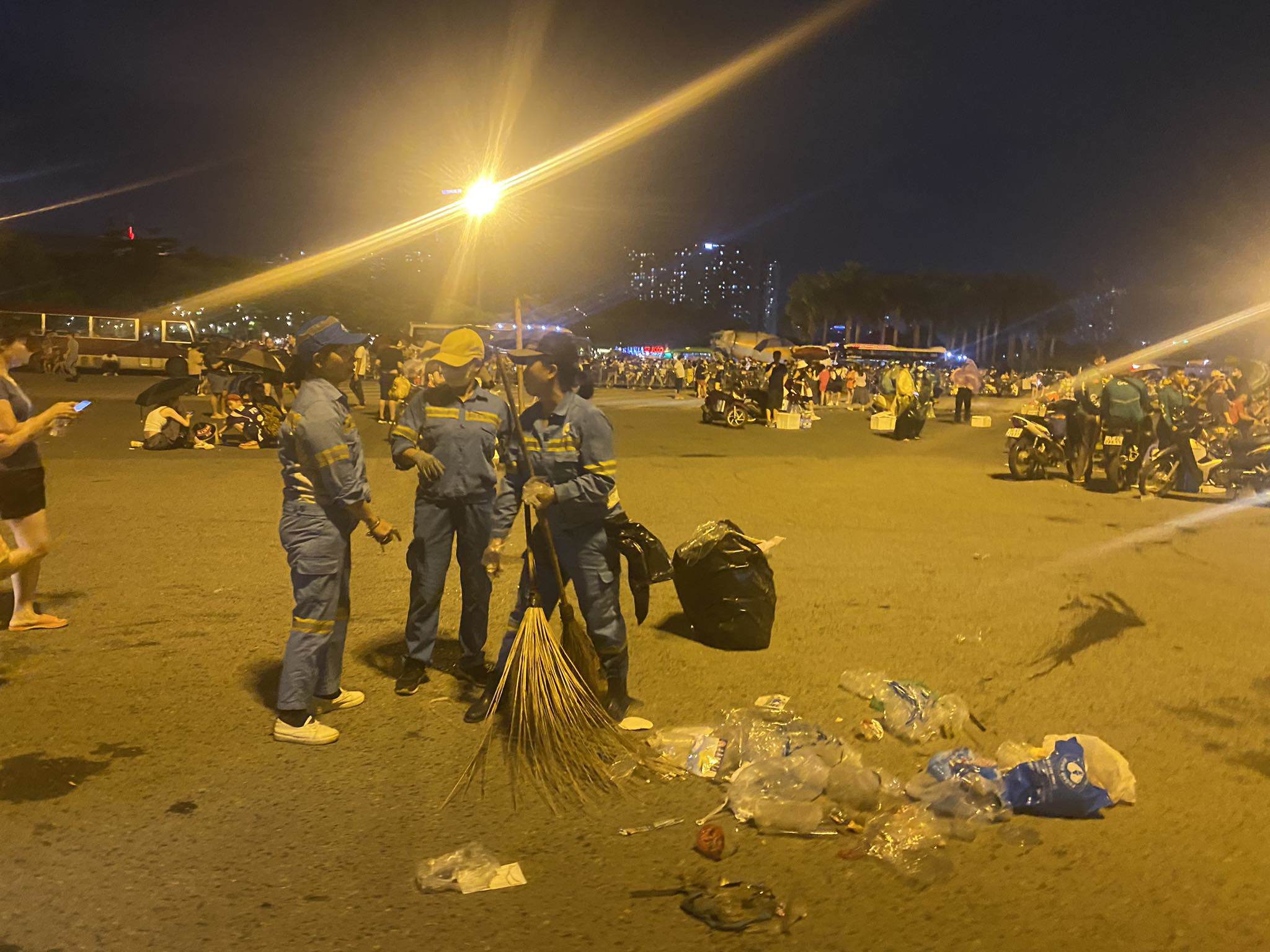 Theo chị Bông tối 29/7 và 30/7 là ngày mà khối lượng rác khổng lồ, chưa bao giờ nhiều đến vậy.