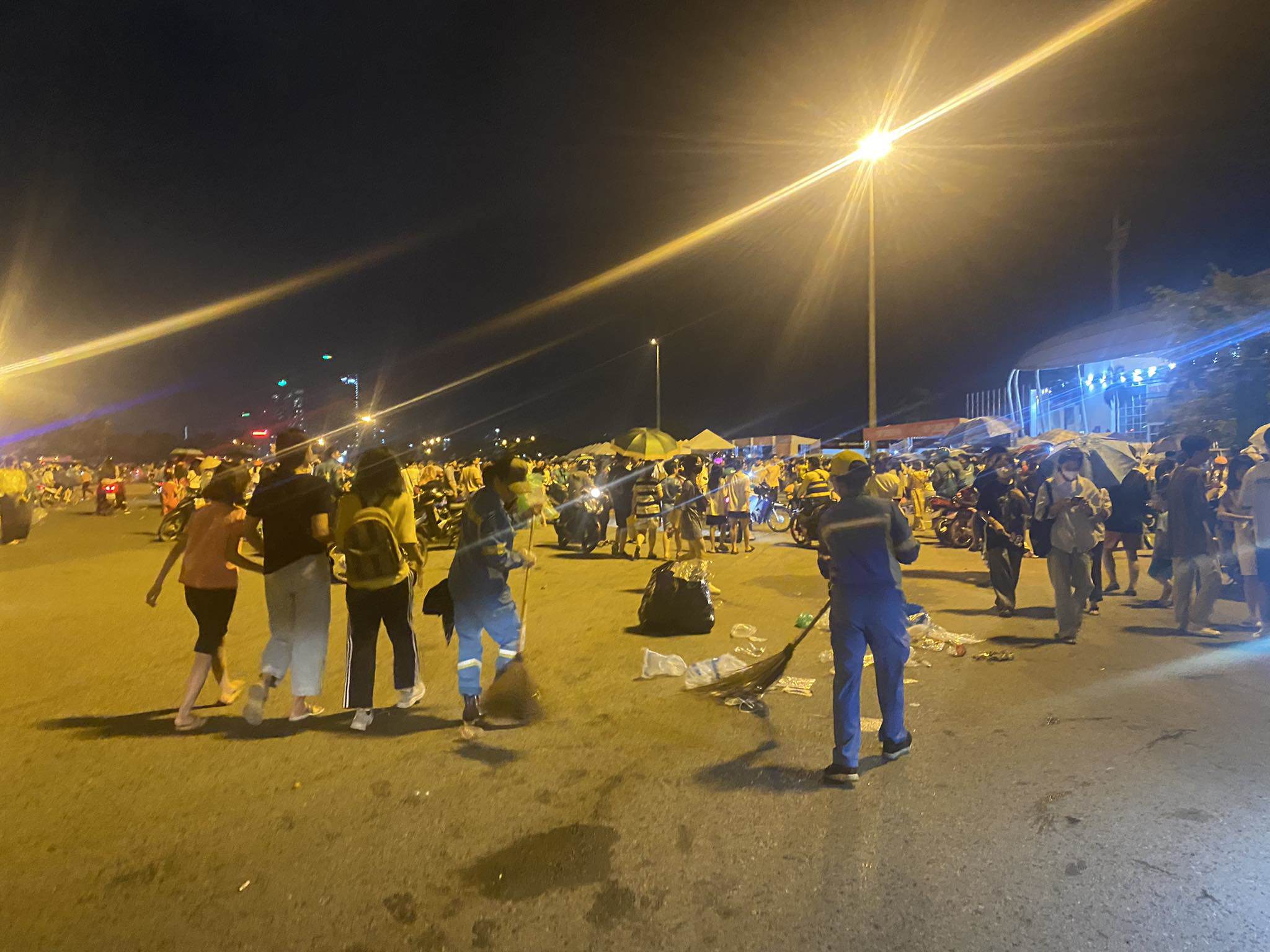 Công nhân môi trường tranh thủ dọn dẹp rác.