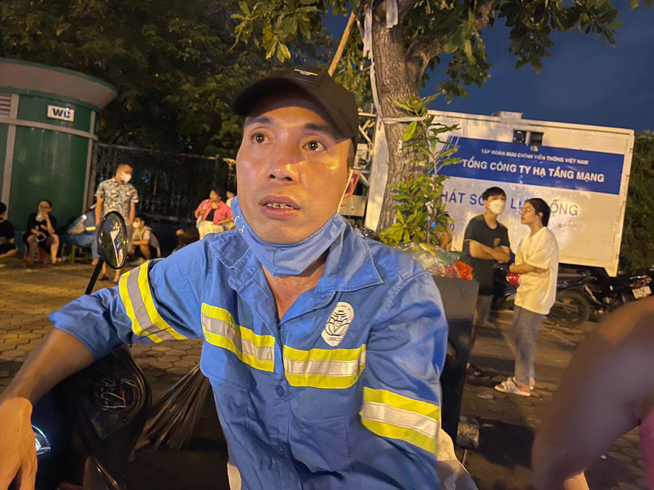 Anh Hiếu cho biết, sau cơn mưa, người dân đã vứt hàng nghìn chiếc áo mưa xuống dưới đường.