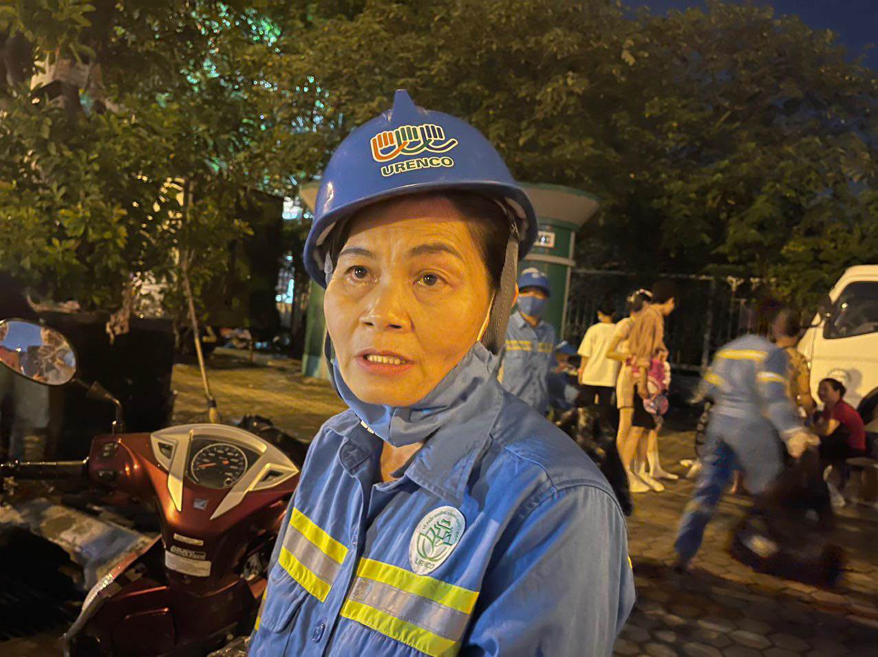 Chị Trang và đồng nghiệp phải dọn dẹp, phân loại rác đến 2h sáng mới xong.