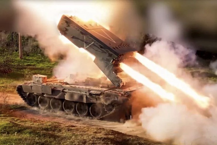 Pháo phản lực TOS-1A vừa có thể hỗ trợ tấn công, vừa đóng vai trò ngăn đối phương tiến công.