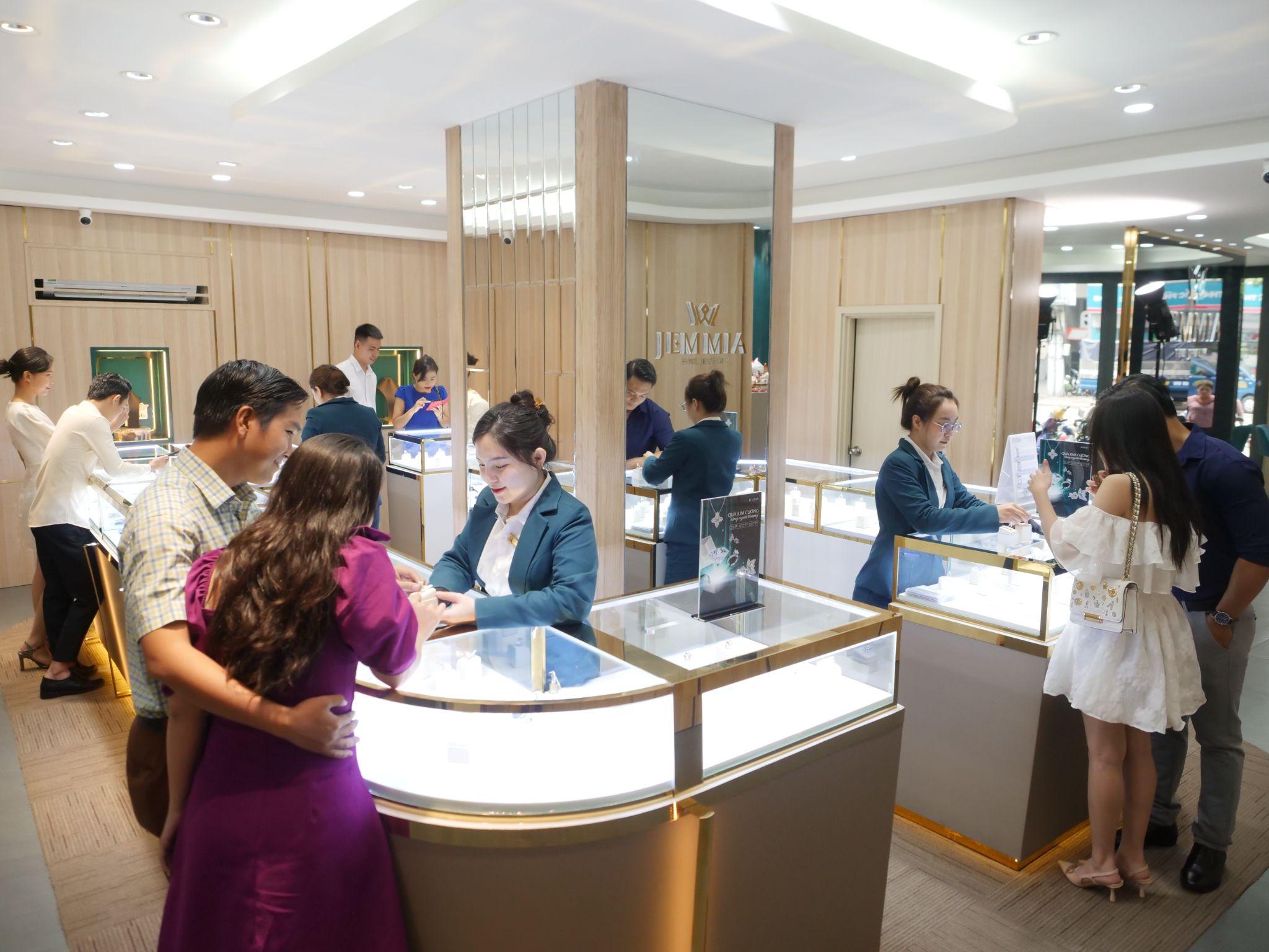 Hình ảnh cửa hàng trang sức kim cương được ưa chuộng tại thị trường Việt Nam