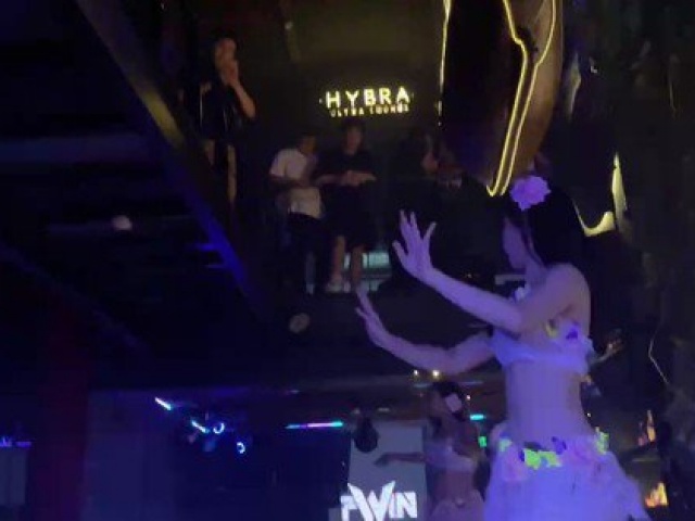 Bạn trẻ - Cuộc sống - Hít bóng cười, người ra bã: Clip lạc vào bữa tiệc bóng xuyên đêm