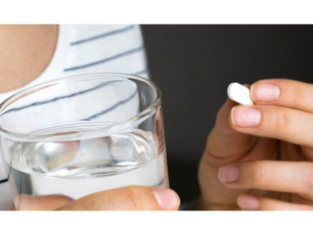 Sức khỏe đời sống - Vì sao không nên bẻ hoặc nghiền thuốc viên cho dễ uống?