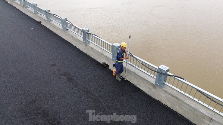 Các kỹ sư đang tiến hành đo đạc để lắp đặt hệ thóng chiếu sáng, giải phân cách cứng giữa làn xe ô tô và xe máy cũng như sơn kẻ vạch phân làn đường. Đây được coi là những công việc cuối cùng để đưa dự án đi vào khai thác sử dụng trong đầu tháng 9 tới.