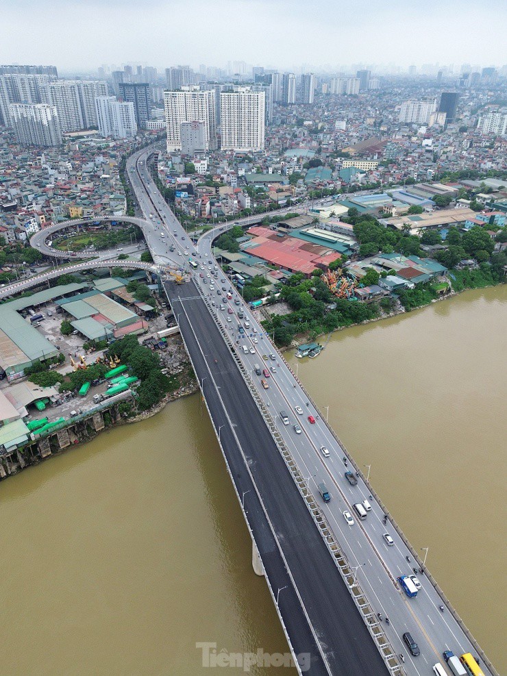 Dự án Cầu Vĩnh Tuy 2 khởi công tháng 1/2021 với tổng mức đầu tư hơn 2.500 tỷ đồng. Dự án đã hoàn thành hợp long cuối cùng vào tháng 5.