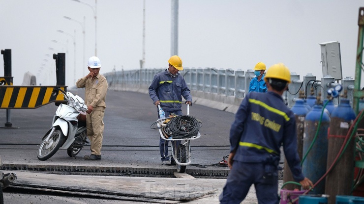 Nhà thầu đang tiếp tục gờ bêtông lan can, lắp đặt hệ thống chiếu sáng và cảnh quan, cây xanh, thảm bê tông, nhựa, sơn kẻ tổ chức giao thông để thông xe Cầu Vĩnh Tuy trước ngày 2/9.