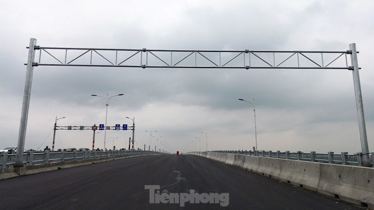 Cột treo biển báo phân làn giao thông đang được khẩn trương lắp đặt.
