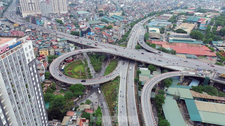 Tổ chức lại giao thông, lắp đặt dải phân cách biên, sơn kẻ Cầu Vĩnh Tuy (giai đoạn 1) để đồng bộ toàn bộ dự án xong trước ngày giải phóng Thủ đô 10/10.