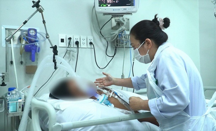 Một trong các bệnh nhân ngộ độc botulinum điều trị tại Bệnh viện Chợ Rẫy. Ảnh: BVCC