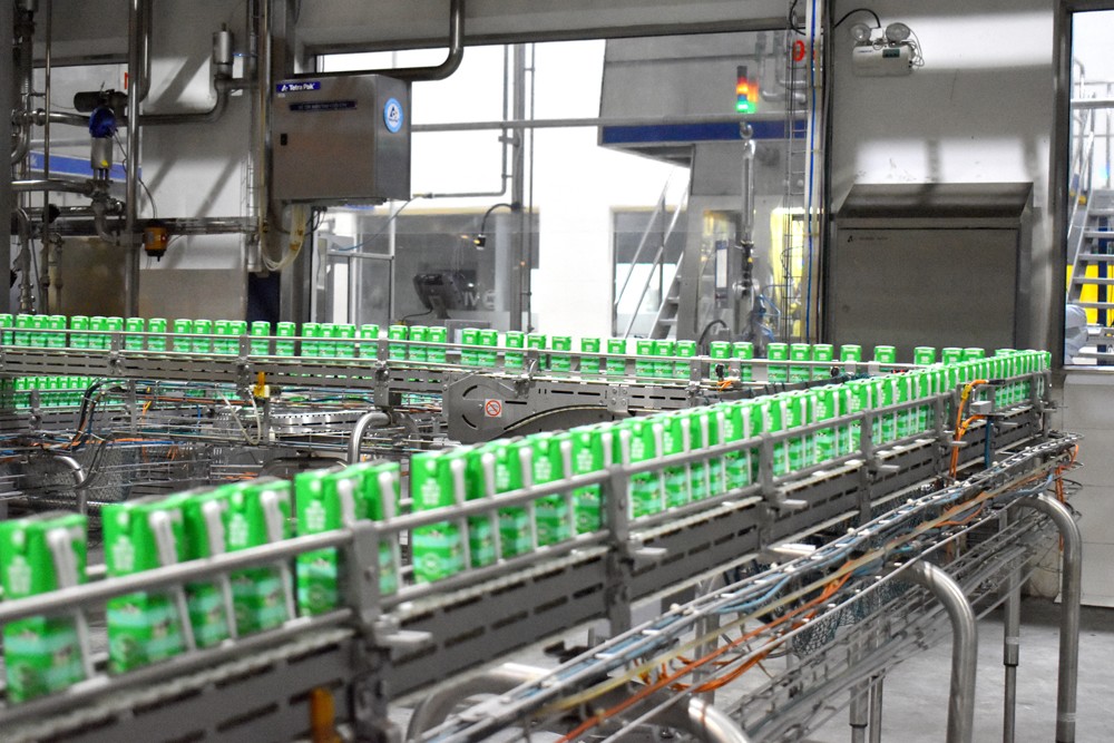 Dây chuyền sản phẩm sữa tươi 100% 180ml (bao bì màu xanh lá) tại siêu Nhà máy sữa Việt Nam của Vinamilk tại Bình Dương