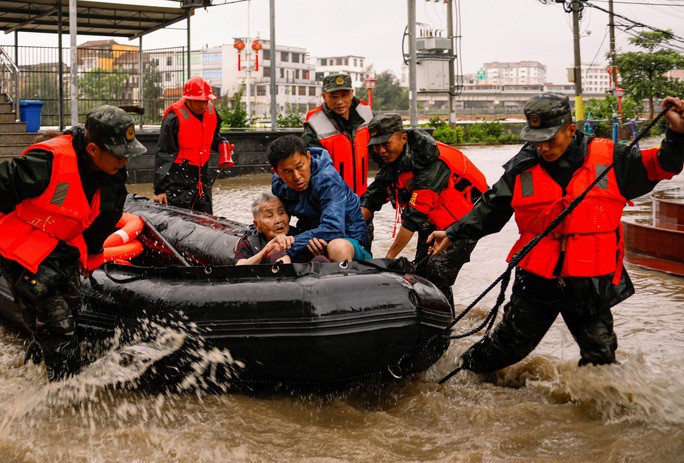 Lực lượng cứu hộ sơ tán những cư dân bị mắc kẹt do nước lũ ở thị trấn Phúc Thanh, tỉnh Phúc Kiến - Trung Quốc hôm 29-7 Ảnh: REUTERS