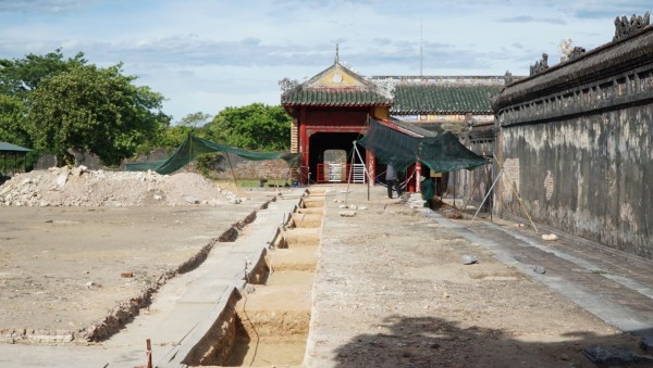 Các hố đào&nbsp;khai quật khảo cổ di tích điện Cần Chánh.