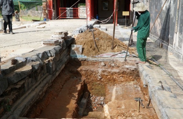 Công tác khảo cổ di tích điện Cần Chánh (Đại Nội Huế).