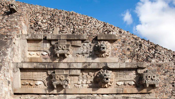 Một góc kim tự tháp thể hiện phong cách Teotihuacan - Ảnh minh họa từ ARCHAEOLOGY TRAVEL