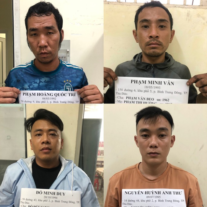 Trí, Văn, Duy và Thư tại cơ quan công an